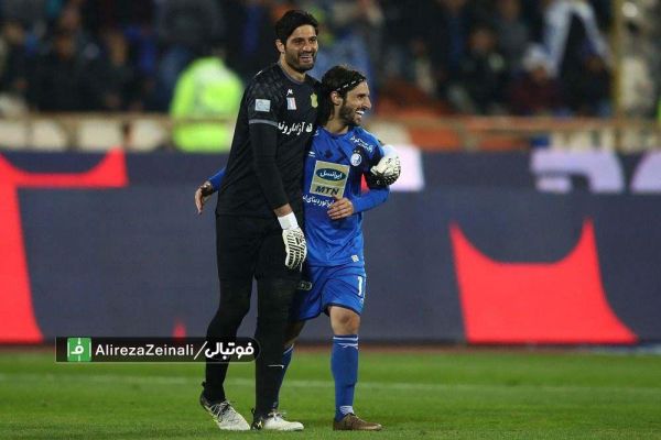  آشتی کنان همام طارق و شهاب گردان بعد از برخوردی که در نیمه اول با هم داشتند و باعث شد گلر صنعت نفت سوژه شعارهای فوق منشوری بخشی از سکوها شود