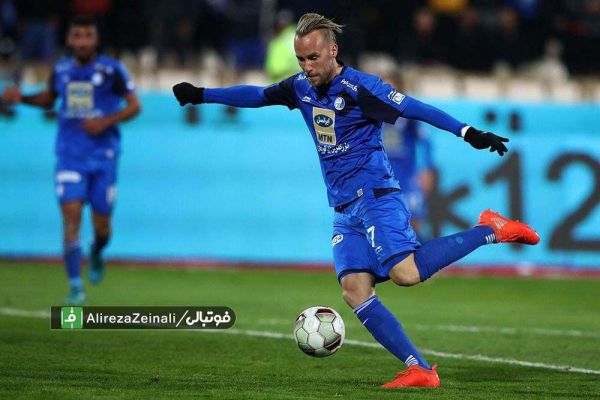  مارکوس نویمایر تنها یک دقیقه بعد از ورودش به بازی می‎توانست دروازه صنعت نفت را باز کند اما از بدشانسی این بازیکن آلمانی، شوت پای چپ او به تیر دروازه شهاب گردان خورد