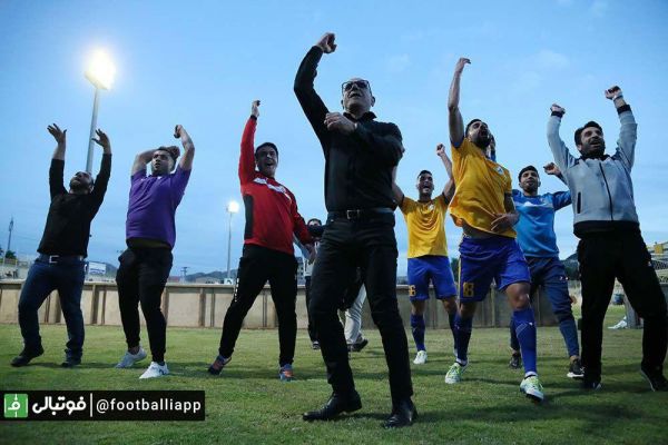  سومین پیروزی فصل نفت مسجدسلیمان، علیرضا مرزبان و شاگردانش را به رده دهم رساند تا آنها اینگونه با هوادارانشان جشن بگیرند  عکس  امین بهرامی