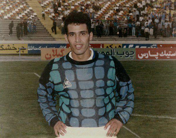  در فینال جام حذفی سال 75 بعد از اخراج بهزاد غلامپور، منصوریان برای دقایقی درون دروازه ‎استقلال قرار گرفت  این عکس را کانالهای هواداری استقلال به مناسبت تولد 47 سالگی علیمنصور منتشر کردند