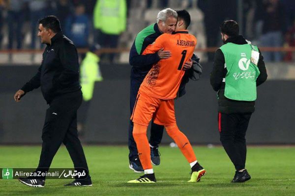  محمد خرمگاه امروز به جایگاهی پیش بیرانوند رسید که پیش از این علی کریمی در بازی پرسپولیس و سپیدرود آن را تجربه کرده بود  جایی بین زمین و آسمان