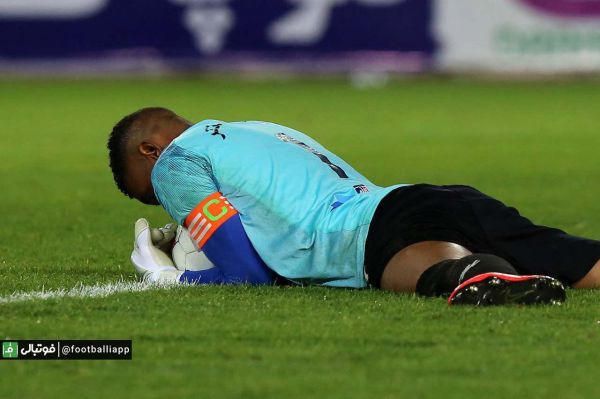  فرناندو دخسوس که در دقایق پایانی بازی با پدیده کاپیتان ماشین‎سازی شده بود با سه سیو زیبا نقش مهمی در نباختن رضا مهاجری به تیم سابقش داشت   عکس  آرمین صمیمی