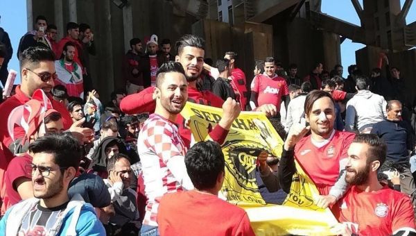 هواداران پرسپولیس پرچم سپاهان را آتش زدند