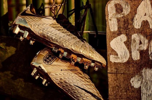 عکس کفش طلا در درخت کریسمس