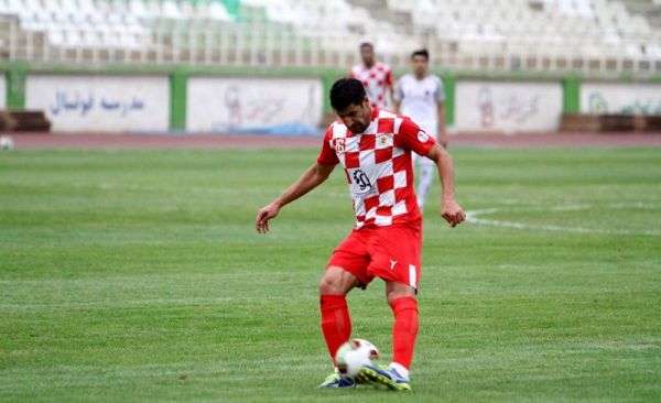 استقلال قرمزپوش قهرمان نیمفصل شد