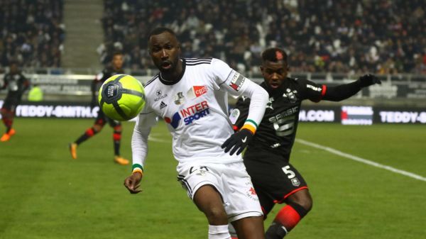  بعد از آنکه ساشا شفر شایعه استقلالی شدن ابراهیم توره را تکذیب کرد از لاسینا ترائوره مهاجم فصل گذشته تیم آمیان فرانسه به عنوان گزینه جدید استقلال نام برده می‎شود