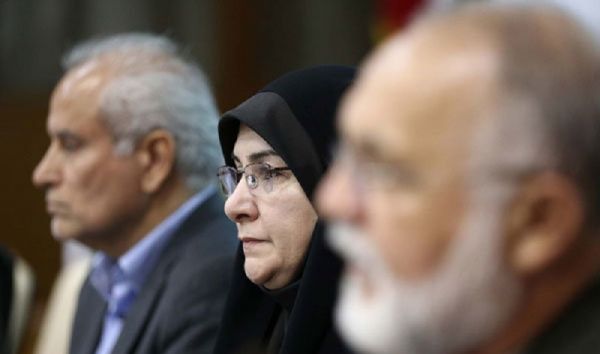 بازنشستهای که هنوز پشت میزش است تغییر فقط روی کاغذ صورت گرفت