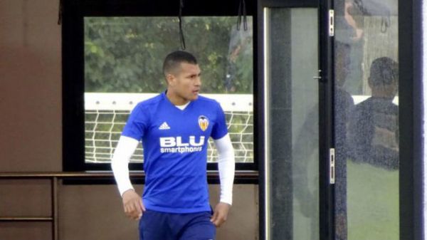 مدافع والنسیا تا پایان فصل به بارسلونا میپیوندد