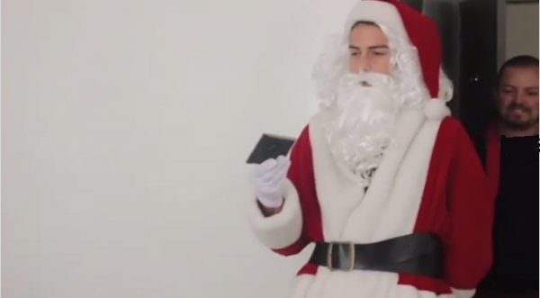  خامس در لباس پاپانوئل و سورپرایز کردن کودکان بیمار