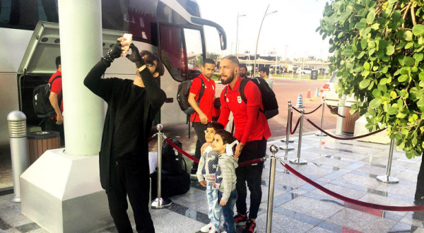  عکس یادگاری کی‌روش و مربیان فلسطین  بازدید بازیکنان از چمن ورزشگاه+تصاویر