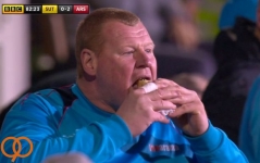  بامزه‌ترین اتفاقات سال 2017؛ از شوخی با ونگر تا مجسمه‌های مضحک رونالدو و مارادونا