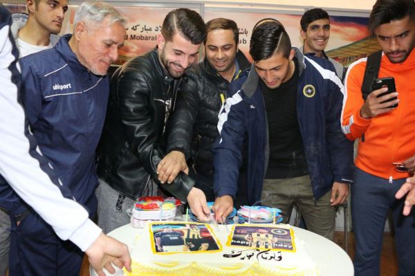 جشن تولد دو بازیکن در حاشیه تمرین سپاهان