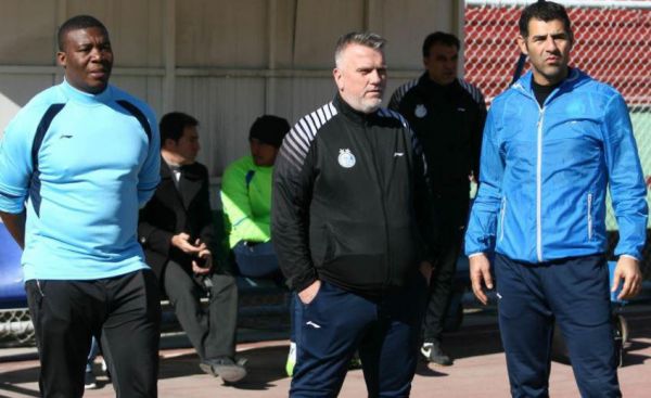 کولی قرارداد امضا کرده، مدیرعامل استقلال نه