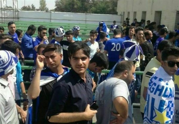 حاشیه دیدار استقلال - تراکتورسازی باز شدن درهای ورزشگاه و پرکردن سکوها توسط هواداران تراکتورسازی