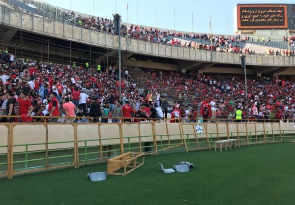 حاشیه دیدار استقلال - تراکتورسازی؛زخمی و دستگیر شدن چند هوادار تشابه پیراهن رحمتی با داور