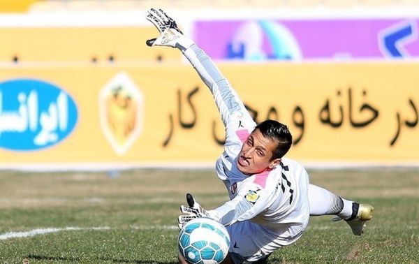 دوری یک ماهه دروازهبان پدیده از میادین فوتبال