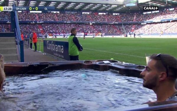 عکس تماشای بازی لیگ فرانسه از جکوزی کنار زمین
