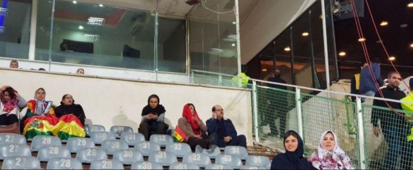  مردی که به بخش زنان هوادار در ورزشگاه آزادی، راه پیدا کرده سفیر نیکاراگوئه است که کنار همسرش در حال دیدن بازی است