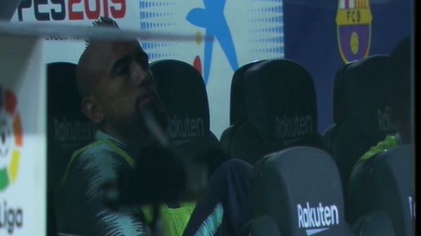  چرت زدن ویدال روی نیمکت بارسلونا  عکس