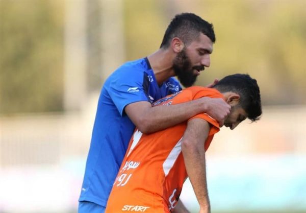 محمد دانشگر کرمانشاهی پشت ما بود و نمیدانم چرا پنالتی نگرفت خطا روی من واضح بود