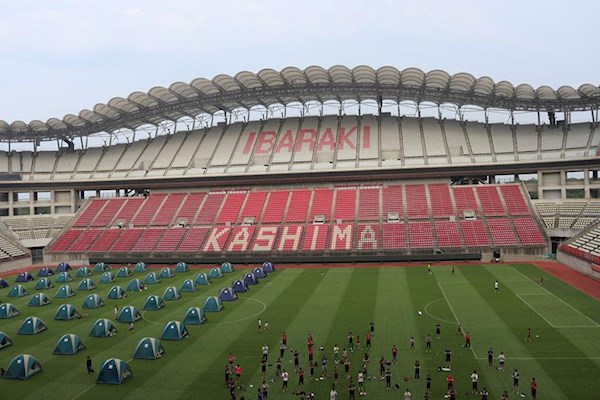 چادرهای خانوادگی کاشیما در زمین چمن ورزشگاه خانگی