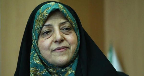 ابتکار بانوان برای ورود به ورزشگاه صبور باشند