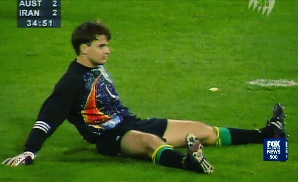  مارک بوسنیچ به خاطر گلی که از خداداد خورد معتاد شد  این نظر طنزگونه عزیزی درباره دستگیری گلر استرالیا به خاطر حمل کوکائین، چند سال بعد از حماسه ملبورن است