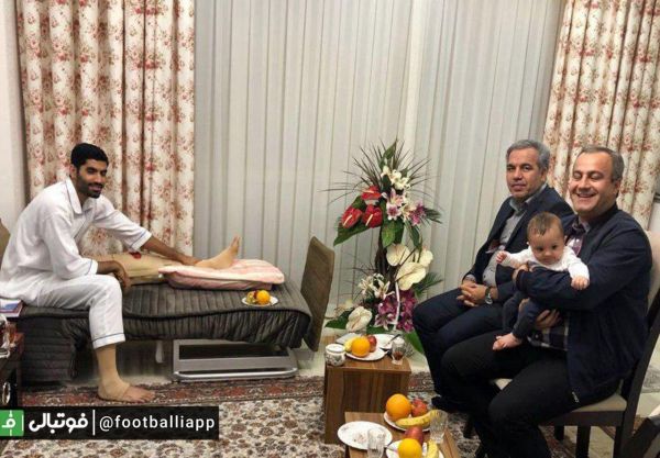  ایرج عرب در اولین روز سرپرستی خود به عیادت محمد انصاری، بازیکن مصدوم پرسپولیس رفت