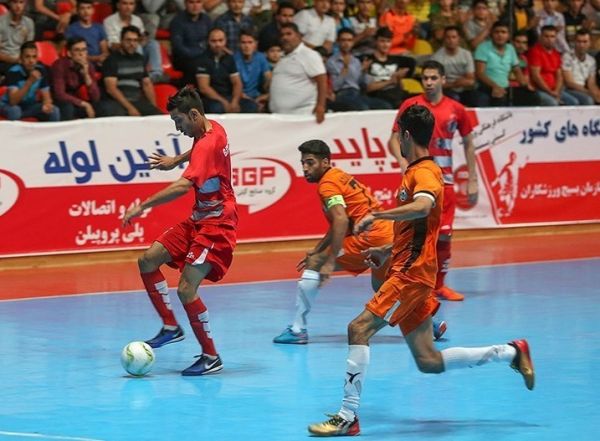 عضو هیئت رئیسه سازمان لیگ فوتسال اگر کفاشیان بازنشسته است، اعضای هیئت رئیسه فدراسیون هم بازنشسته هستند اصلاً پرهیزگار را نمیشناسم