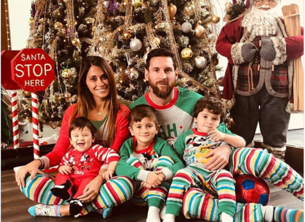 خانواده پیژامه پوش مسی و تبریک کریسمس