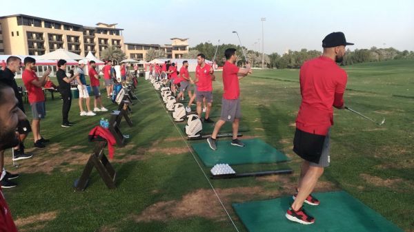  عكس نوشت  بعد از يك پنج گله شيرين و يك شروع عالى ، فردا صبحش هيچ چيزى بهتر از بازى گلف براى بچه هاى تيم ملى نيست كه خستگى شب گذشته را از تن به در كنند  مهم نيست چقدر وارد باشند، همين كه نشاط بيشتر به تيم بانشاط ما تزريق شود كافيست