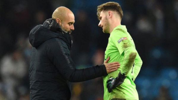  گواردیولا ودلداری دادن به دروازه بان بورتون بعد از برد 0-9 سیتی