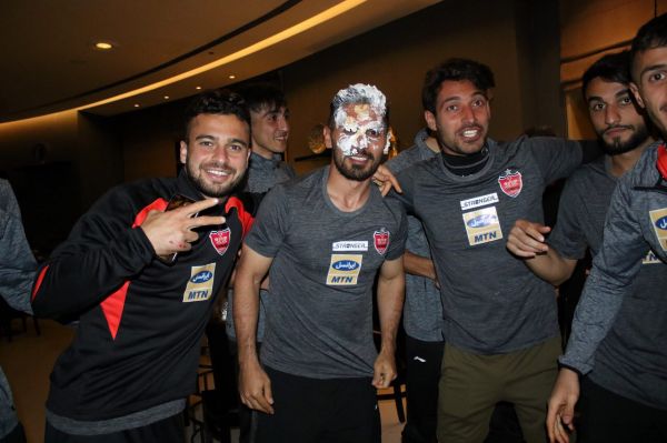  تصویری از جشن تولد امید عالیشاه در اردوی قرمزها در دوحه که سایت باشگاه پرسپولیس آن را منتشر کرده است