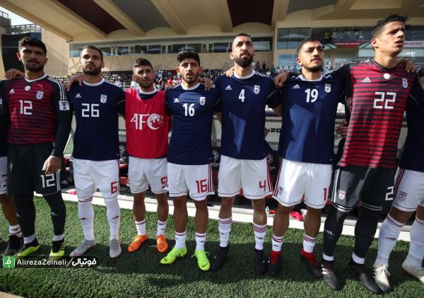 عكس نوشت اتحاد و يكدلى در يك تيم از همين جا شروع مى شود؛ از روى نيمكت، جايى كه نيمكت نشينان تيم ما يكدل و يكصدا قلب و روحشان با تيم داخل زمين است فرقى نمى كند چه كسى بازى مى كند و چه كسى روى نيمكت است در اين تيم كسى به خودش فكر نمى كند