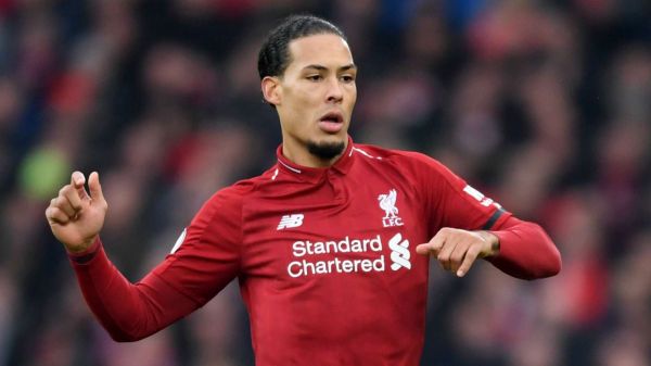  فان دایک  دالگلیش قبل از بازیها برایم پیغام می فرستد