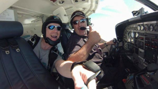 خلبان هواپیمای سالا پیش از پرواز کمی ناواردم