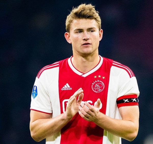 ایجنت دلیخت مانع حضور او در بارسلونا میشود