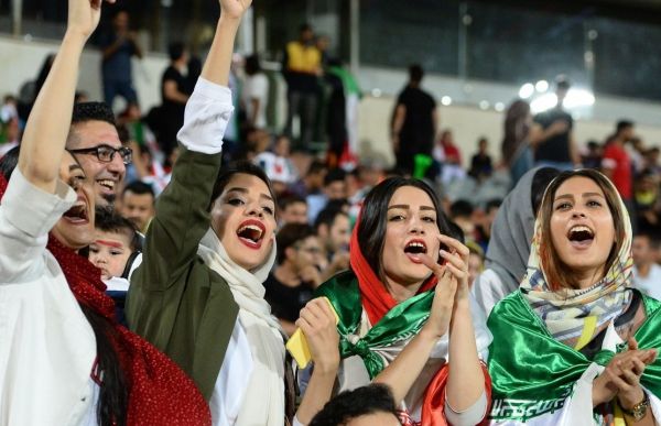 آیت الله فاضل لنکرانی حضور زنان در ورزشگاه به صلاح آنان نیست