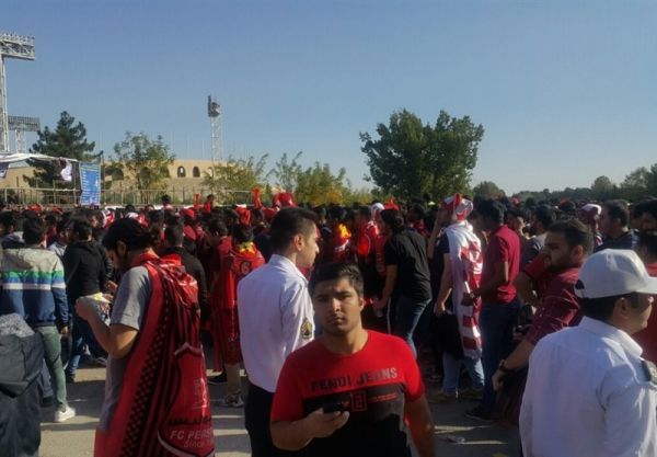  حاشیه بازی پرسپولیس - پدیده حضور ۲ هزار هوادار و تغییر نیمکت ذخیره‌ها