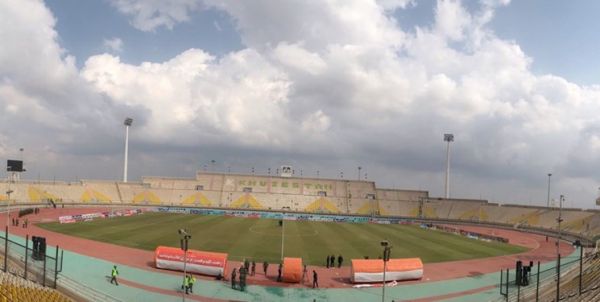  حاشیه دیدار فولاد و پرسپولیس؛ بگومگوی فتاحی با برخی هواداران احتمال لغو بازی در پی قطع برق