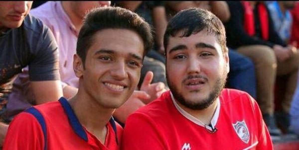 حاشیه دیدار نساجی و تراکتورسازی اهدای گل توسط هوادار نابینای نساجی به شجاعی و دژاگه