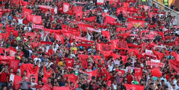 درگیری هواداران تراکتور و استقلال اعتراض شفر به اتفاقات روی سکو + تصاویر