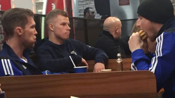  جشن بازیکنان باته بعد از برد مقابل آرسنال  همبرگر خوری به جای صبحانه