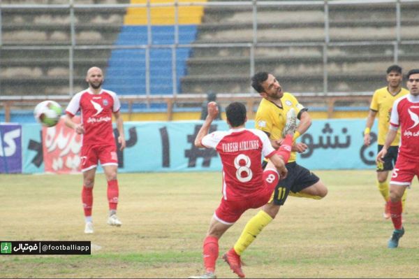  علی اصغر عاشوری به خاطر این برخورد شدید با بازیکن پارس جنوبی، با کارت قرمز داور از میدان اخراج شد  عکس  مصطفی هاشمی