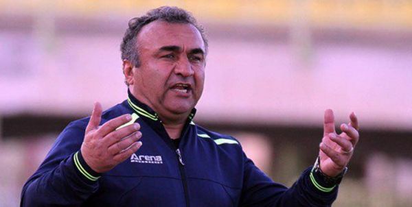 دستنشان هنوز در حال استراحت هستم تیم با دستیار و کاپیتان تمرین میکند