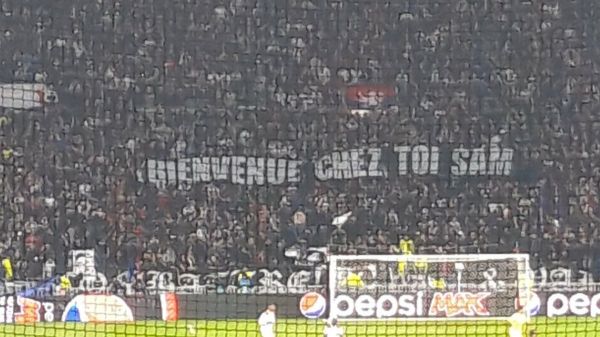  استقبال جالب هواداران لیون از بازیکن بارسا  عکس