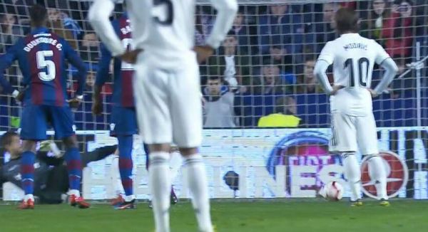 حرکت جنجالی بیل پس از گلزنی به لوانته عکس