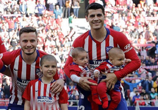 عکس دوقلوهای موراتا زیر بغلش