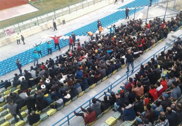 در ورزشگاه شهرقدس گردوخاک به پا شد درگیری بازیکنان ۲ تیم
