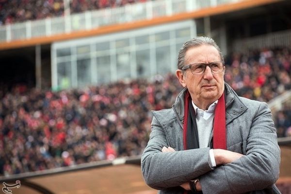  جرج لیکنز  فشار اینکه «باید قهرمان شویم» را از روی تیمم برداشتم